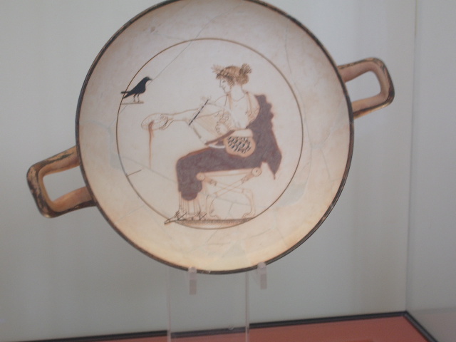 coupe en terre cuite : représentation d' Apollon