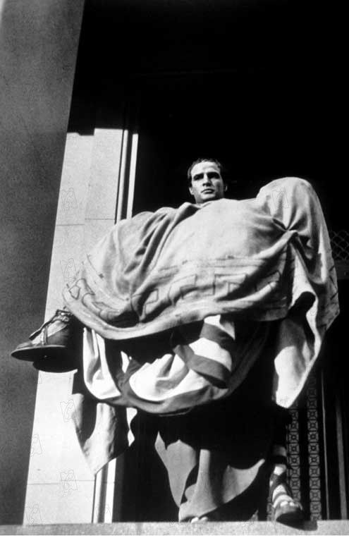 shakespeare Mar-Antoine portant le  corps de  César  sur les marches du  Capitole