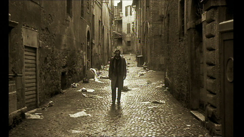 tarkovski  nostalghia exil  dans une rue  desertée
