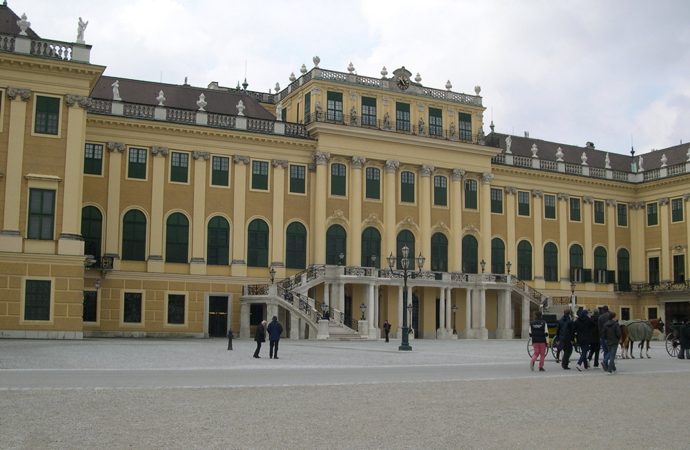 shonbrunn facade 1